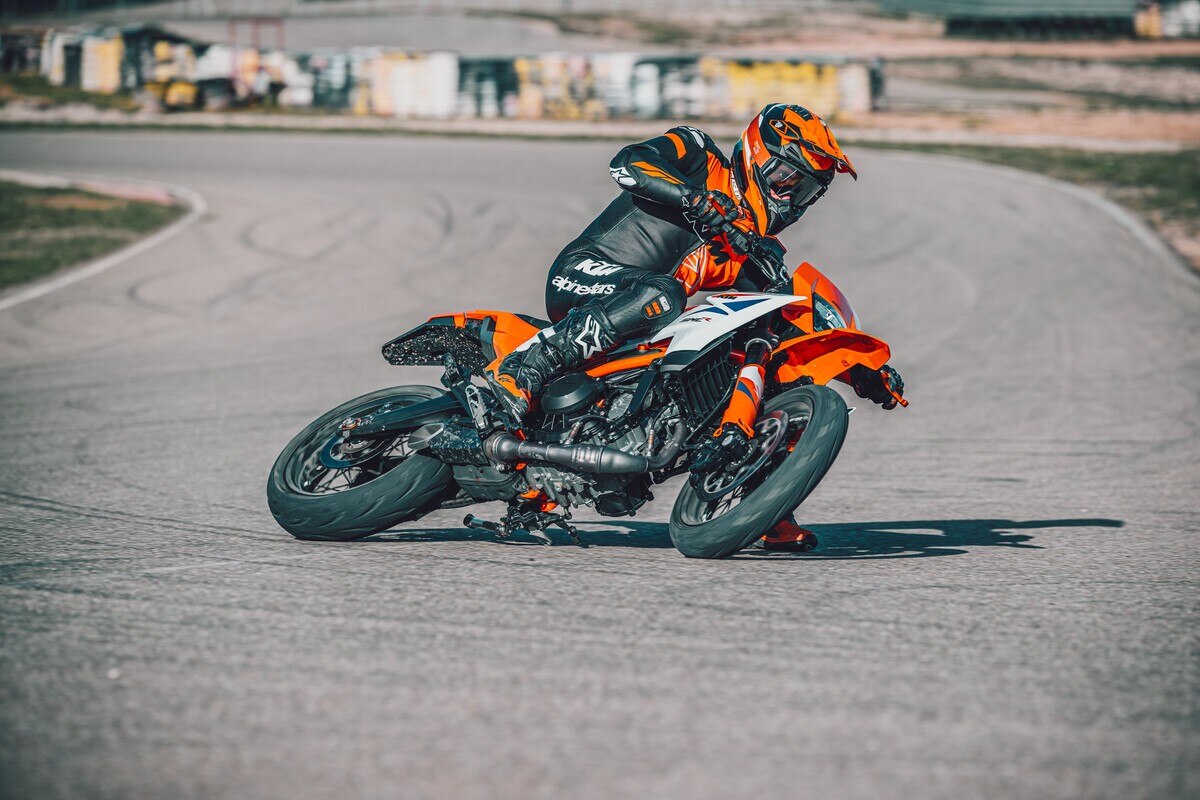 KTM presenta le nuove 125 SMC R e 390 SMC R 2025